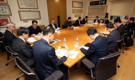 <div><a href='https://koreapeace.foundation/bbs/board.php?bo_table=sub02_02&wr_id=67' class='btn btn-skin btn-slide'>[한반도평화만들기] 이란전쟁으로 미국 위상 흔들려…한국 실존적 …</a></div><br/><br/>2026-04-08