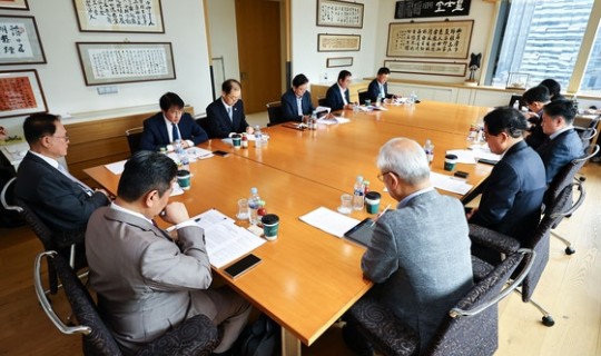 <div><a href='http://koreapeace.foundation/bbs/board.php?bo_table=sub02_06&wr_id=27' class='btn btn-skin btn-slide'>[한중비전포럼23] “여야가 힘 합쳐 미국과 잘 지내야 우리 경…</a></div><br/><br/>2025-10-16