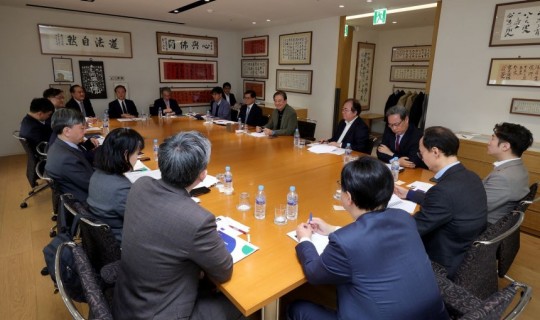 <div><a href='https://www.koreapeace.foundation/bbs/board.php?bo_table=sub02_07&wr_id=10' class='btn btn-skin btn-slide'>[통상포럼1] 미국 관세 쇼크는 상수…기업 생산성 높여서 돌파해…</a></div><br/><br/>2026-03-26